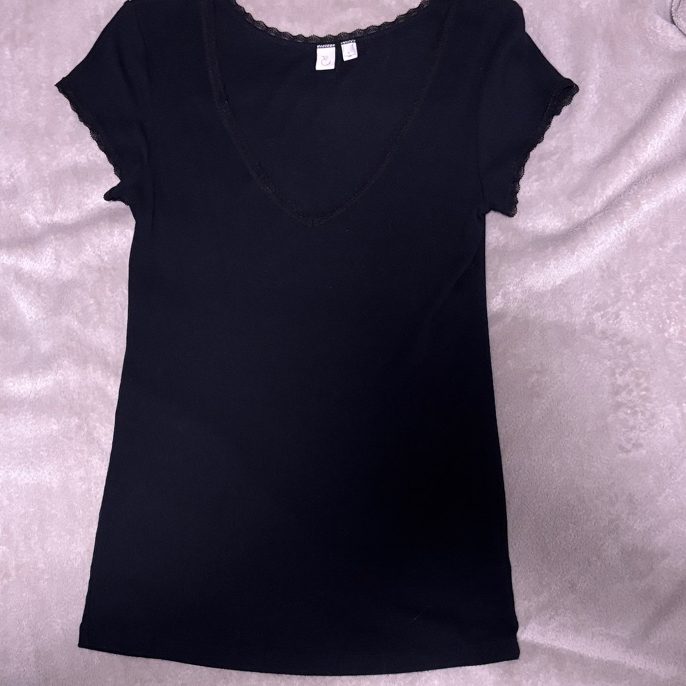 ANTHROPOLOGIE..Lace Trim Short Sleeve Black Deep V Tee…Sz Large… NWOT